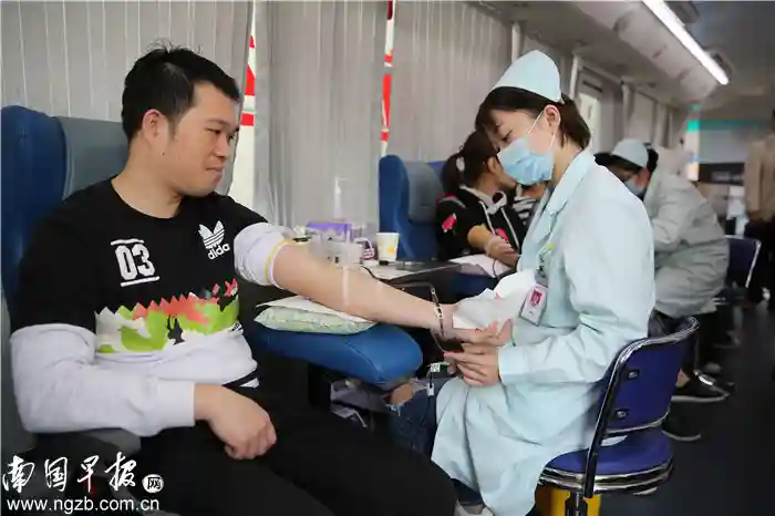 三月学雷锋，良庆区71名干部职工献血助人，把爱传递下去